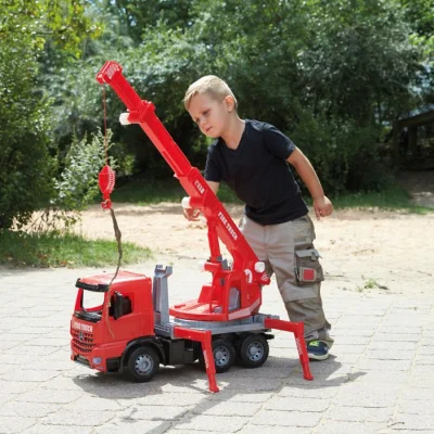 Lena Arocs Mercedes Powerful Giants vatrogasac s kranom, 70 × 39 × 28 cm